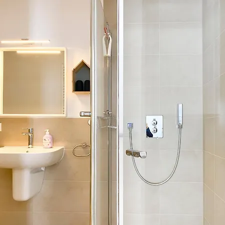 Sterntaucher 02 דירה *